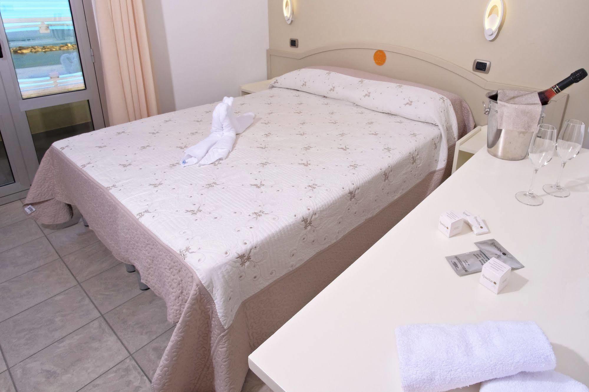 Hotel La Perla Cupra Marittima Buitenkant foto